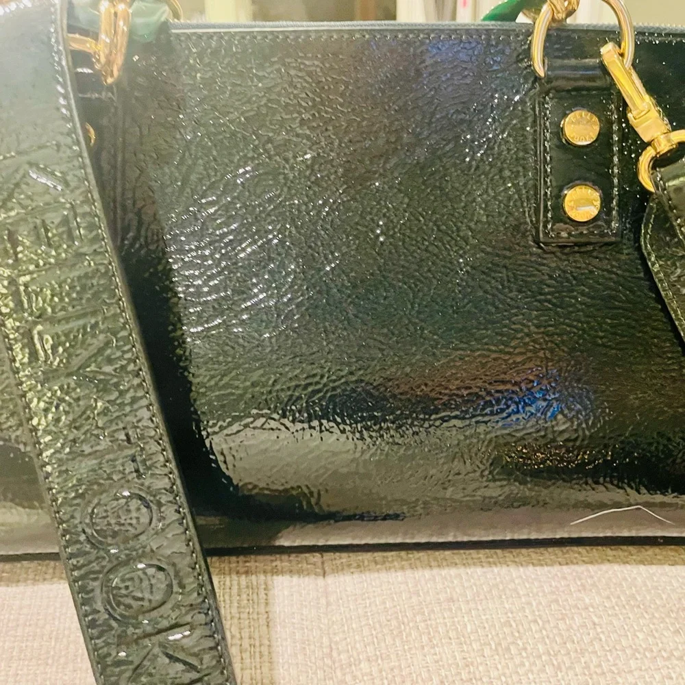Elegant Black Crossbody Bag with Green and Gold Accents - Picture 4 of 7